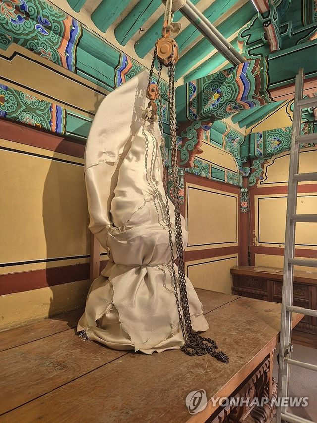 흰천에 덮인 고운사 불상