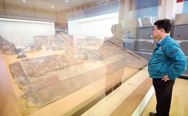 대웅전 벽화 살피는 최응천 국가유산청장