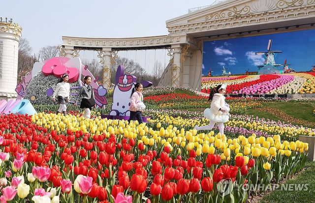 21일 경기 용인시 에버랜드를 찾은 시민들이 튤립 축제를 즐기고 있다. [연합뉴스 자료사진]