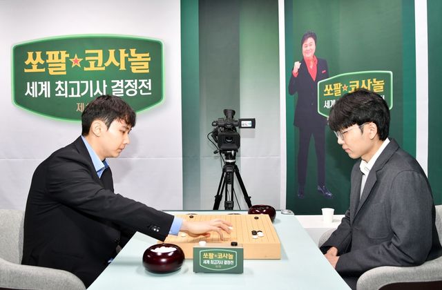 신진서(오른쪽) 9단이 박정환 9단을 꺾고 24연승을 달렸다.