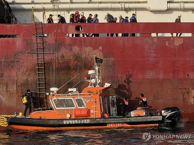 불이 난 러시아 선박서 환자 이송하는 해경