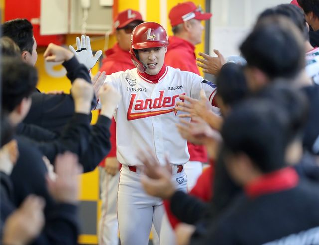 1회 선두타자 홈런의 주인공 SSG 최지훈