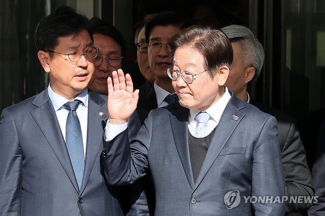 '2심 무죄' 이재명, 지지자들 향해 인사