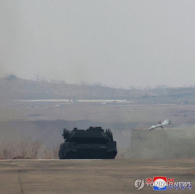 북한 김정은, 공중통제기 탑승ㆍ자폭무인기 참관…"무인ㆍAI 최우선"