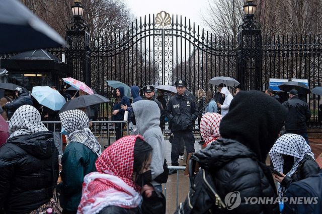 뉴욕 컬럼비아대 캠퍼스 앞에서 진행 중인 시위