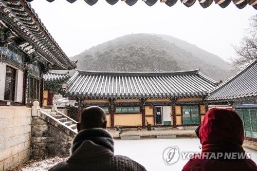 만덕당에서 바라본 등운산과 고운사 낙서헌[사진/백승렬 기자]