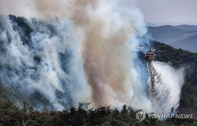 의성 산불 현장에 투입된 산림청 헬기