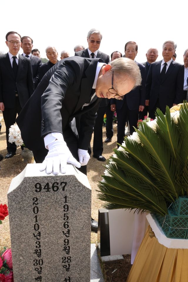 국립대전현충원 찾은 이명박 전 대통령