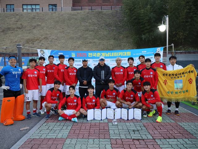 우승한 성남시청 선수단.