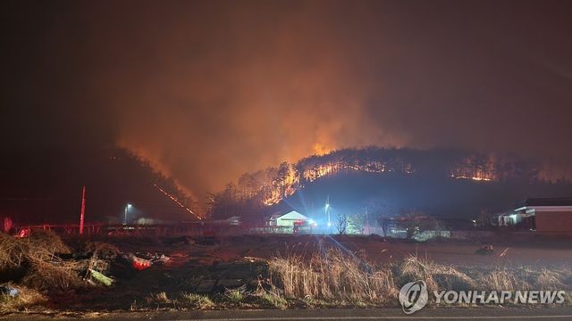 민가 코앞까지 다가온 온양 산불