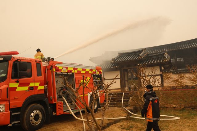 병산서원에 뿌리는 물