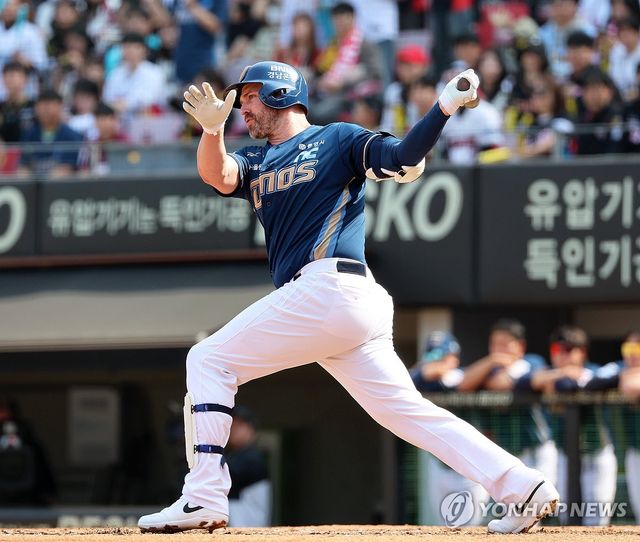 안타 치는 데이비슨