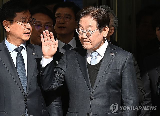 지지자에게 인사하는 이재명 대표