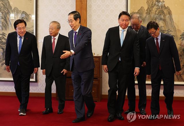 한덕수 권한대행과 경제단체 대표들