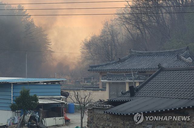 꺼지지 않는 산불…마을 접근