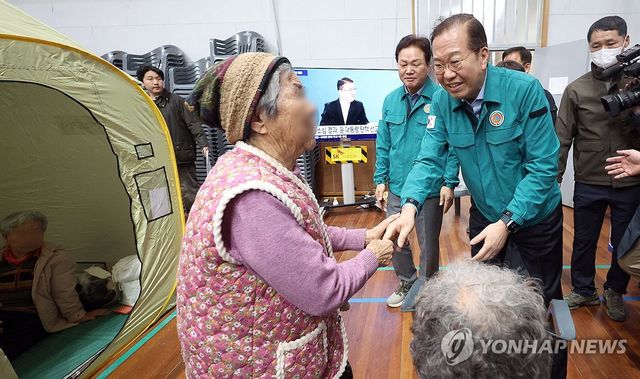 이재민 위로하는 권영세 위원장