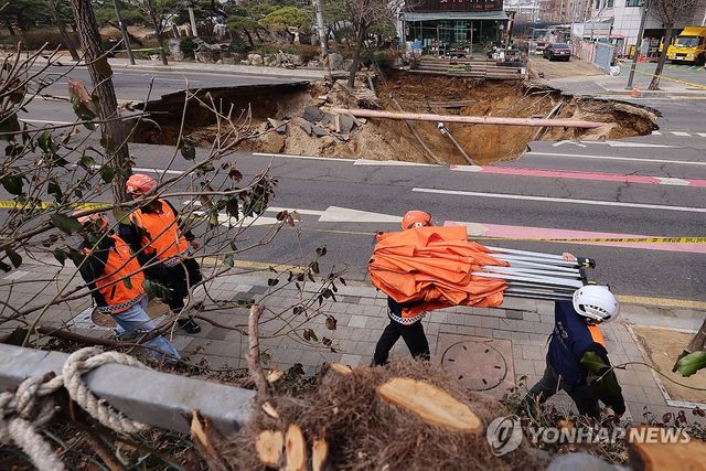 서울 한복판에 발생한 대형 땅꺼짐