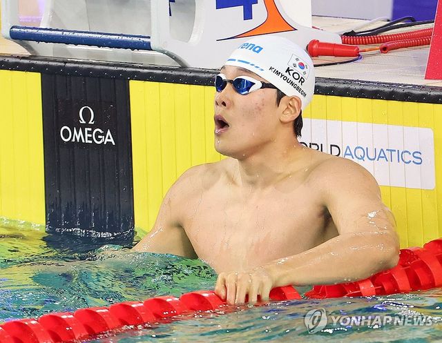 기록 확인하는 김영범