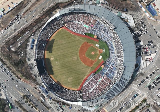 잠실야구장 꽉 찬 관중들