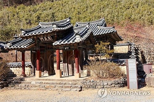 솟을 대문을 단 연수전. 조선 왕과 왕실의 장수를 기원한 건물인 연수전은 고운사에만 남아 있었다. [사진/백승렬 기자]