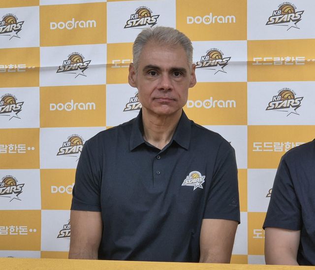 질문 듣는 레오나르도 아폰소 감독