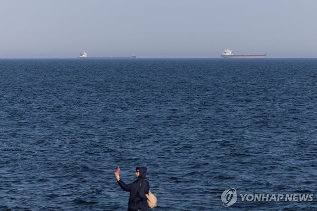 우크라이나 오데사 인근 흑해를 지나는 선박들