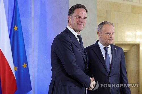 마르크 뤼터(왼쪽) 나토 사무총장과 도날트 투스크 폴란드 총리