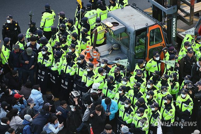 전농 트랙터 둘러싼 경찰