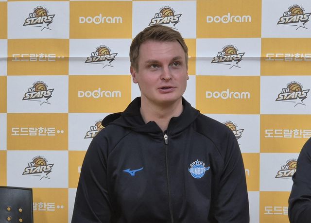 인터뷰하는 대한항공 토미 틸리카이넨 감독