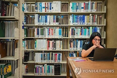 미 텍사스대 오스틴 캠퍼스 도서관의 한 학생