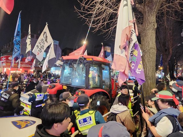 경찰에 의해 강제 견인된 트랙터 주변에서 열린 집회