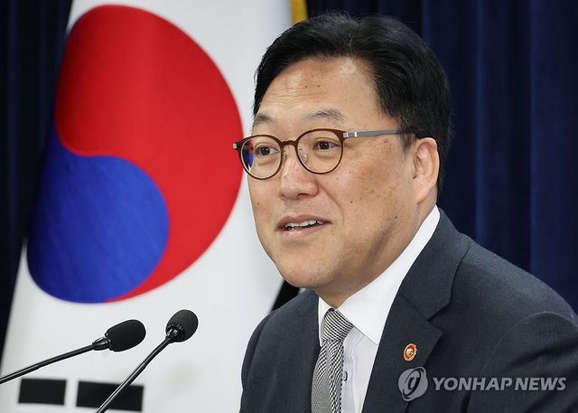 월례 기자간담회 하는 김병환 금융위원장