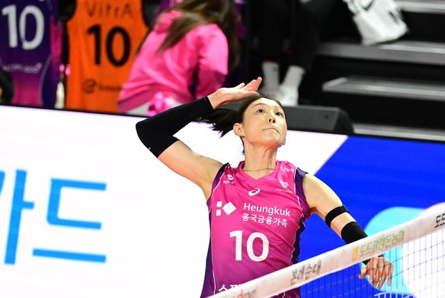 공격하는 흥국생명의 김연경