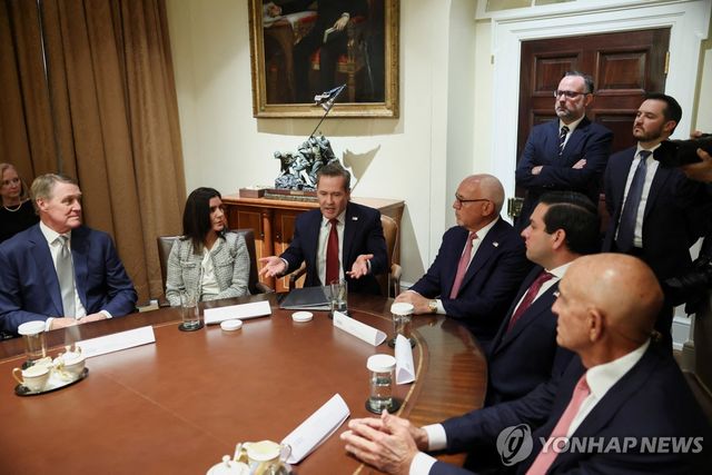 마이크 왈츠 백악관 국가안보보좌관(가운데) 등 트럼프 행정부 인사들