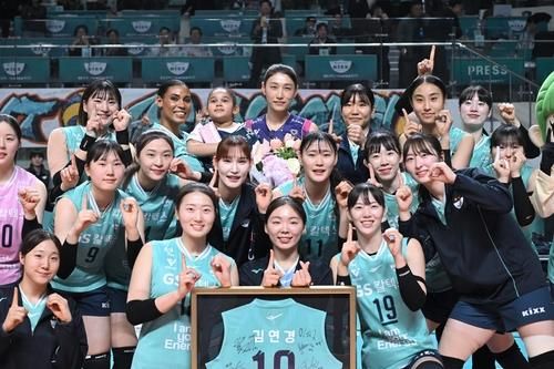 GS칼텍스전 종료 후 은퇴 행사에 참여한 김연경(뒷줄 중앙)