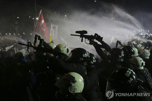 튀르키예 반정부 시위대에 고무총 쏘는 경찰