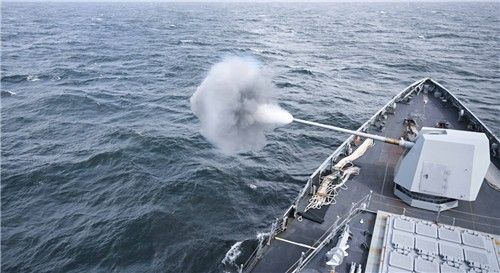 2함대 호위함 대전함 5인치 함포 사격