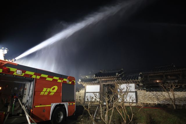 병산서원 건물에 물 뿌리는 소방관