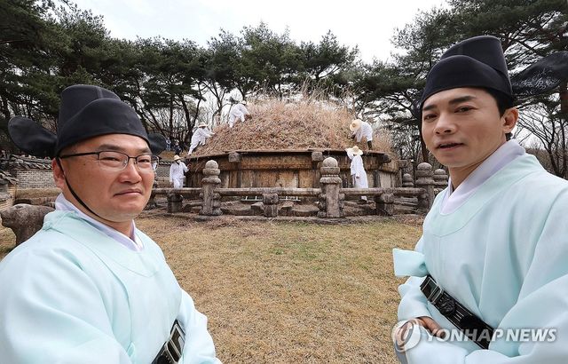 지난해 건원릉 억새 베기 참석한 배우 김영민(오른쪽)