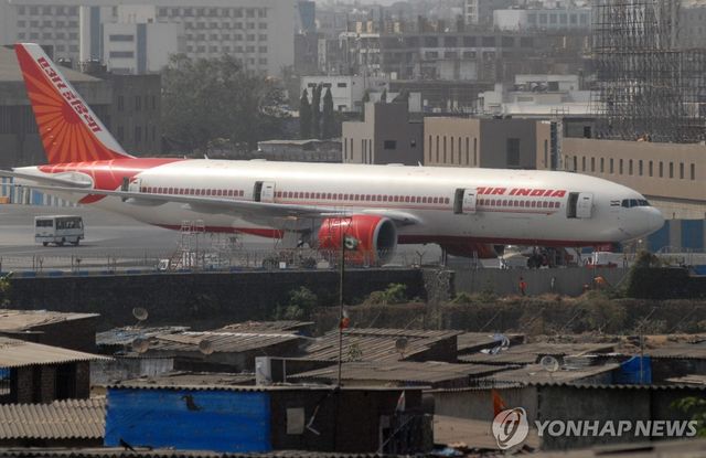 인도 뭄바이 공항에 있는 에어인디아 여객기