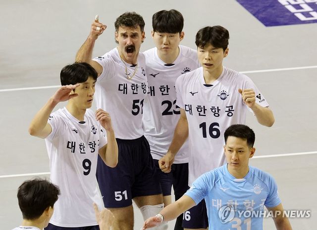 기뻐하는 대한항공 선수들