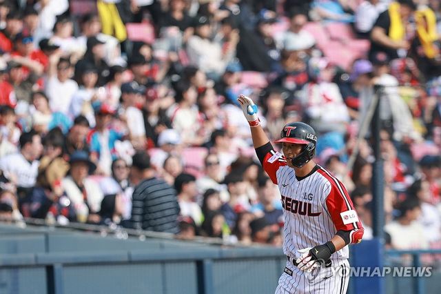 솔로 홈런 친 송찬의