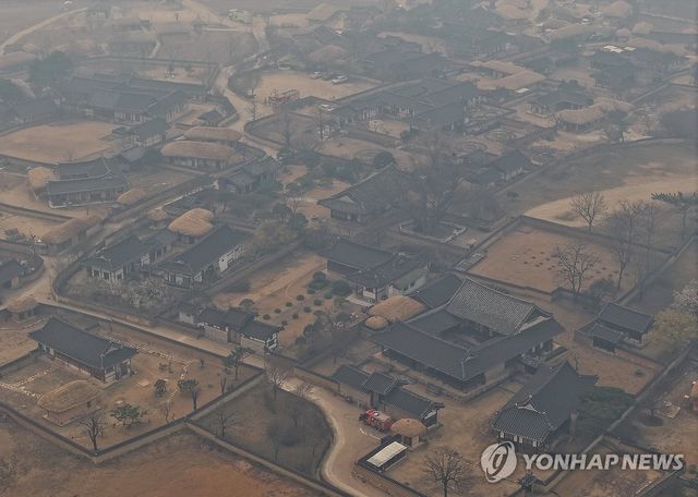 회색 연기로 가득한 하회마을