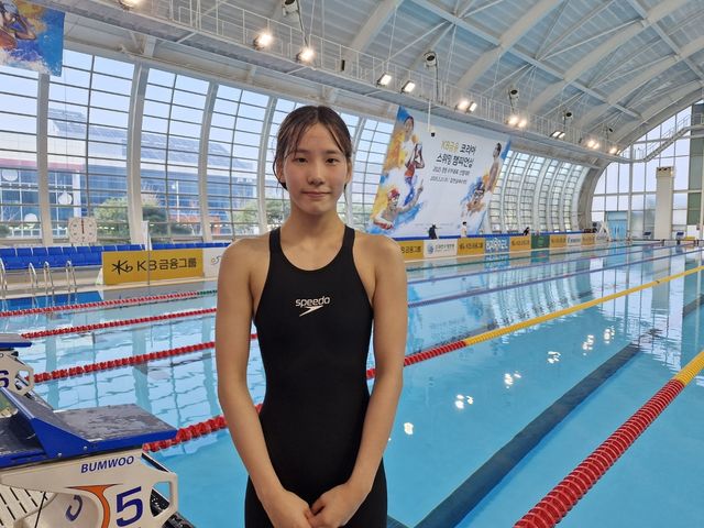여자 접영 50ｍ 우승자인 2010년생 이리나.