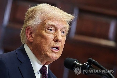 회견하는 트럼프