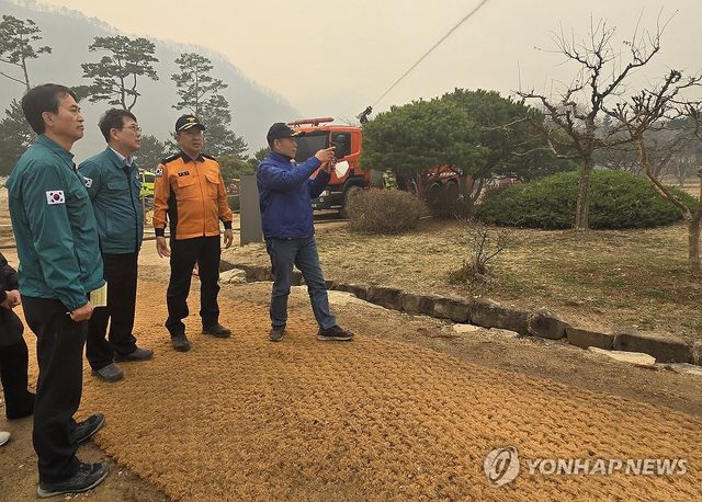 산불 피해 대비 안동 병산서원 점검하는 최응천 국가유산청장