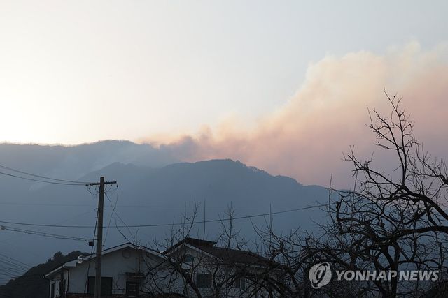 일몰 무렵 확산하는 산불 연기