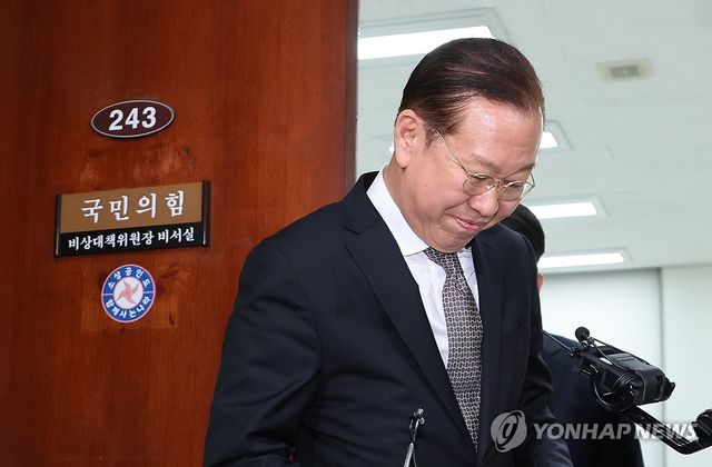 굳은 표정의 권영세 비대위원장