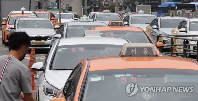 서울역에서 승객을 태우기 위해 대기 중인 택시 모습