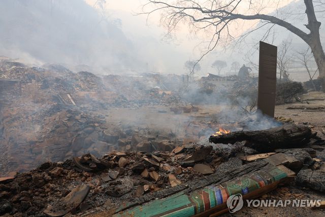 화마에 전소된 의성 고운사 가운루